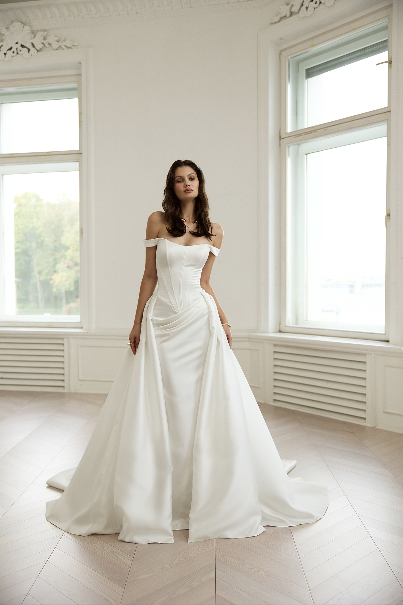 Айша со шлейфом